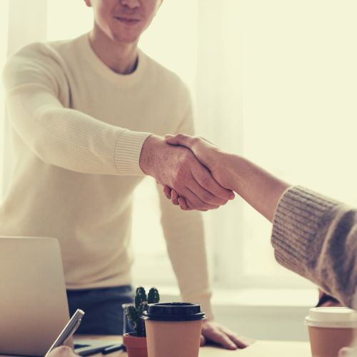 Le contrat d’apprentissage est un contrat de travail de type particulier. Il est conclu entre un jeune ou son représentant légal et une entreprise.