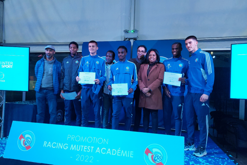 Les joueurs de la Racing Mutest Académie accompagnés de leurs professeurs