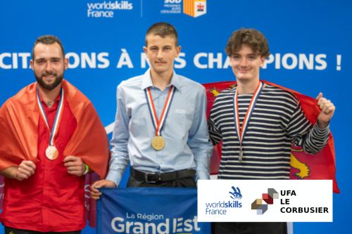Lucas Hohmann, apprenti couvreur à l’UFA Le Corbusier, médaille d’or aux WorldSkills France 2025 à Marseille, sur le podium avec sa médaille d'or